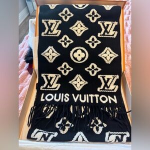 New w/tags Louis Vuitton Black and White Scarf
3D scarf
